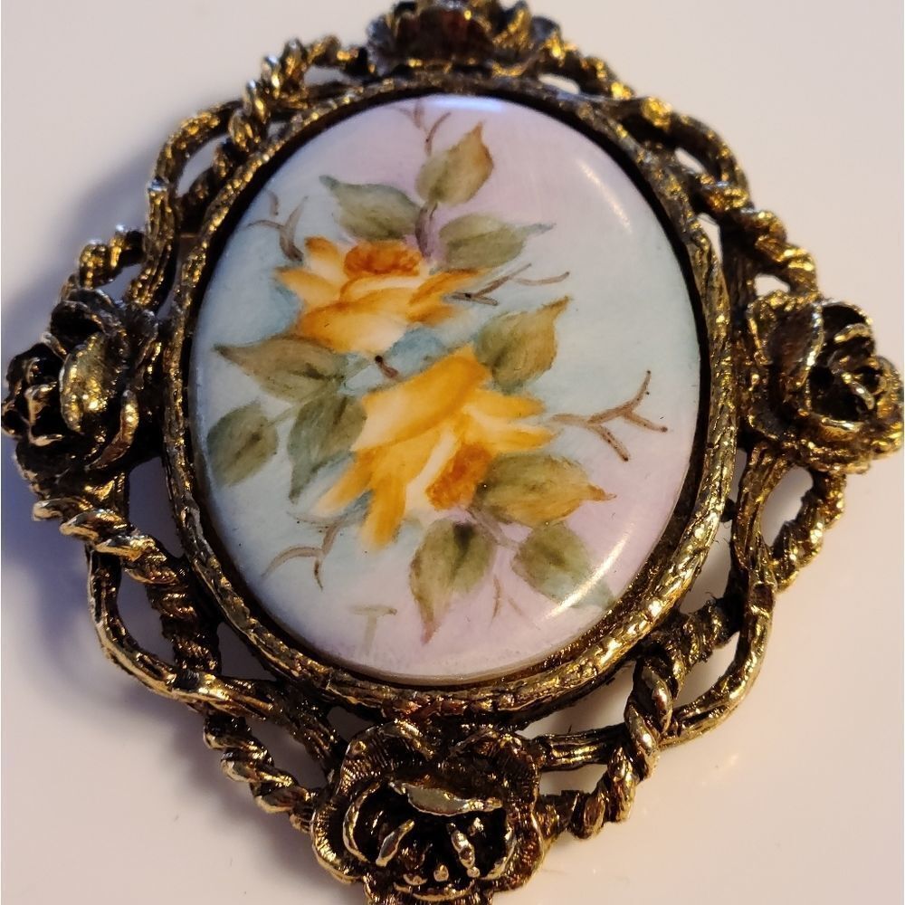 Vintage Ceramic Floral Brooch/Pendant